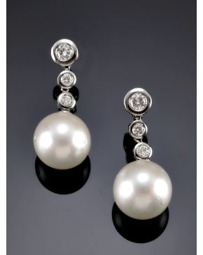 680-ELEGANTES PENDIENTES DE BRILLANTES que suman un total de 1 ct. aprox. del que pende una bella perla australiana. de 14 mm de diámetro. Montura de oro 