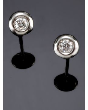 681-PENDIENTES CHATONES DE BRILLANTES.Montura de oro blanco de 18k.