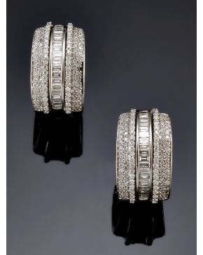 685-ELEGANTE CONJUNTO DE PENDIENTES Y SORTIJA DE HILERAS DE DIAMANTES. TALLA BRILLANTES Y BAGUETTE. Montura de oro blanco de 18k.