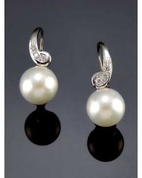 686-PENDIENTES COLGANTES DE BRILLANTES Y PERLAS CULTIVADAS. Montura de oro blanco de 18k. 