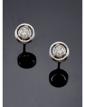 694-PENDIENTES CHATONES DE BRILLANTES.Montura de oro blanco de 18k.