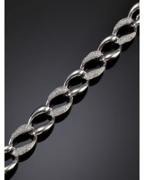 698-MODERNA PULSERA DE BRILLANTES. que suman un total de 2.40 ct. aprox. Elegante diseño de eslabones sobre una montura de oro blanco de 18k.