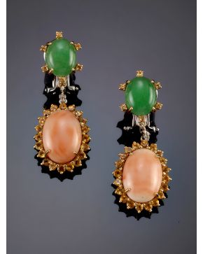 707-PENDIENTES CABUJONES DE JADE . CORAL ROSA Y ZAFIROS AMARILLOS. Montura de oro blanco y amarillo de 18k.