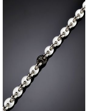 712-MODERNA PULSERA DE CALABROTES DE CERÁMICA Y DETALLE DE BRILLANTES NEGROS. Montura de oro blanco de 18k.