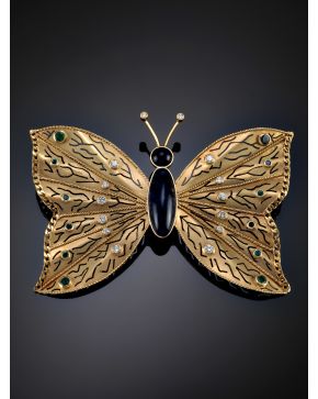 733-ORIGINAL BROCHE EN FORMA DE MARIPOSA DE BRILLANTES. ESMERALDAS Y CABUJONES DE ÁGATA. Montura de oro rosa de 18k.