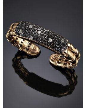 745-MODERNO BRAZALETE DE BRILLANTES NEGROS Y BLANCOS. Montua rígida de oro rosa de 18k.