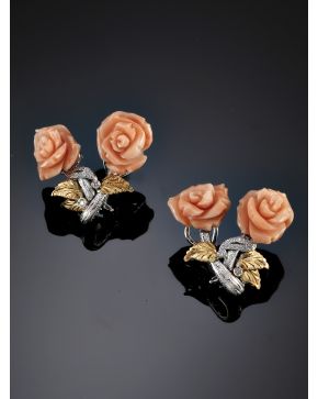 761-ELEGANTES PENDIENTES DE FLORES DE CORAL Y BRILLANTES. Montura de oro blanco y amarillo de 18k. 