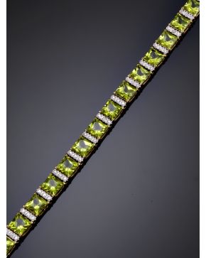 767-PULSERA RIVIERE DE PERIDOTOS Y BRILLANTES. Montura en oro amarillo de 18k.