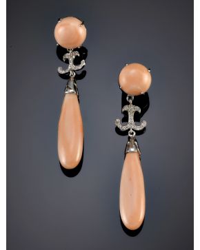 769-PENDIENTES LARGOS DE BRILLANTES Y CORAL PIEL DE ÁNGEL. Montura de oro blanco de 18k.