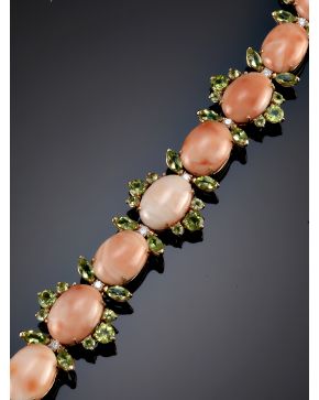 770-BELLO BRAZALETE DE CABUJONES DE CORAL PIEL DE ÁNGEL CON DETALLE DE BRILLANTES Y PERIDOTOS. Montura de oro rosa de 18k. 