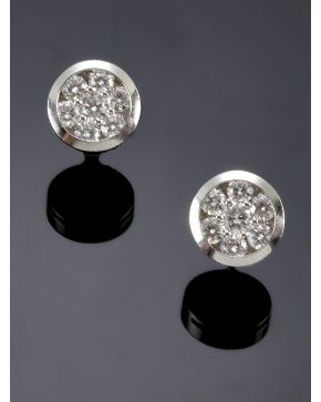 772-PENDIENTES ROSETONES DE BRILLANTES. Montura de oro blanco de 18k. 