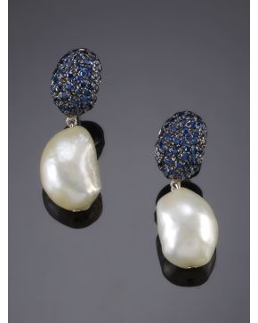 792-PENDIENTES DE ZAFIROS Y PERLA BARROCA. Montura de oro blanco de 18k.