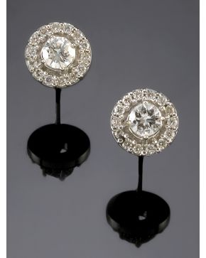 811-PENDIENTES DE BRILLANTES EN GARRAS ORLADOS DE BRILLANTES. Montura de oro blanco de 18k. 