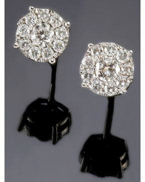 814-PENDIENTES DE BRILLANTES con uno central de mayor tamaño. sobre una montura de oro blanco de 18k. Peso total de los brillantes: 0.70 ct. aprox.