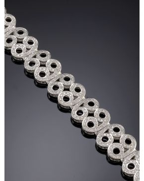 815-BRAZALETE DE BRILLANTES. SIGUIENDO MODELOS DECIMONÓNICOS. que suman un total de 5 ct. aprox. Sobre una montura calada de oro blanco de 18k.