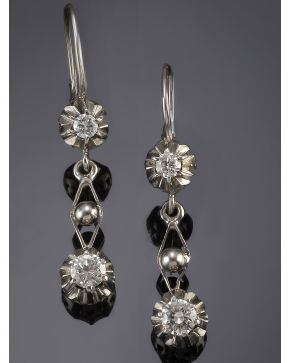 823-BELLOS PENDIENTES ANTIGUOS CON DOS DIAMANTES siendo el inferior de 0.50 ct. aprox. Montura de finas garras en oro amarillo de 18k.