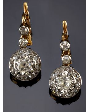 832-DELICADOS PENDIENTES DE DIAMANTES. TALLA ANTIGUA. con un clásico diseño en forma de rosetón. sobre una montura de oro amarillo de 18k y frente de plat