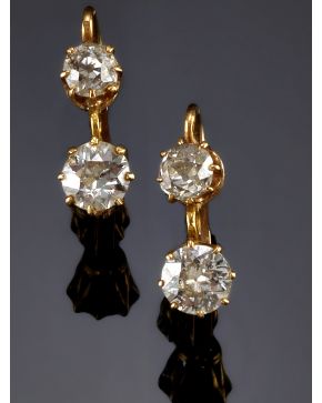 834-CLÁSICOS PENDIENTES ANTIGUOS DE DIAMANTES sobre una montura de garras en oro blanco de 18k.