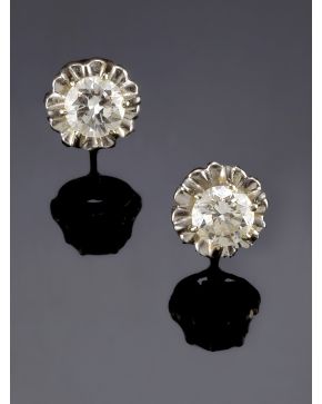 848-PENDIENTES DORMILONAS DE BRILLANTES que suman un total de 0.90 ct. aprox. sobre una montura antigua de oro blanco de 18k.