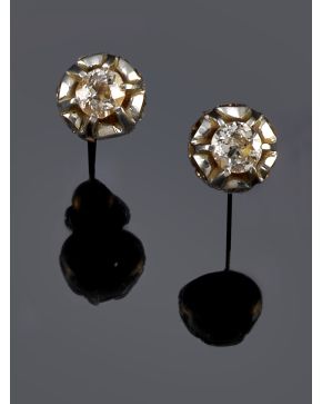 85-PENDIENTES DORMILONAS DE BRILLANTES. sobre una montura antigua. Montura de oro blanco de 18k.