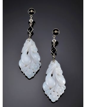 867-DELICADOS PENDIENTES LARGOS DE BRILLANTES. ÓNIX  Y PLACA DE JADE BLANCA CALADA. Montura de oro blanco de 18k.