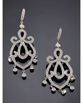 870-ELEGANTES PENDIENTES GITANILLAS DE BRILLANTES que suman un total de 1 ct. aprox. Sobre una montura de oro blanco de 18k.