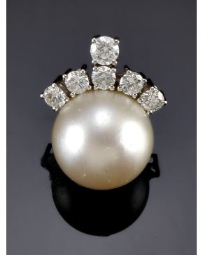 896-ELEGANTE COLGANTE CON UNA PERLA AUSTRALIANA DE 17 MM DE DIAMETRO CORONADA POR 6 BRILLANTES. que suman un total de 1.25 CT APROX.. montura en oro blanc