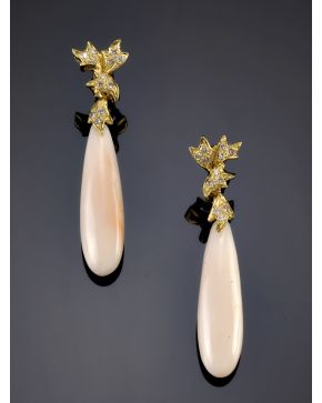 898-ELEGANTES PENDIENTES LARGOS DE BRILLANTES Y CORAL PIEL DE ÁNGEL. Montura de oro amarillo de 18k. 