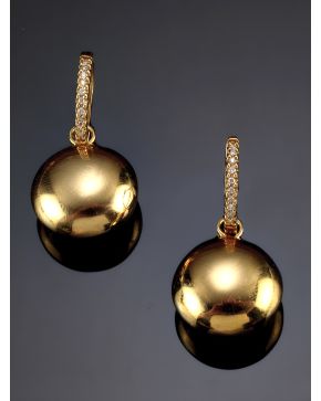 902-PENDIENTES COLGANTES CON DETALLES DE BRILLANTES sobre una montura de oro amarillo de 18k.