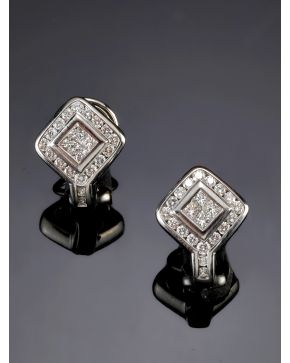 903-MODERNOS PENDIENTES DE BRILLANTES Y DIAMANTES. TALLA PRINCESA. que suman un total de 1.10 ct. aprox.