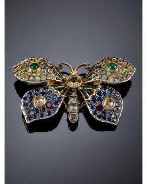 938-BELLA MARIPOSA BROCHE DE ZAFIROS DE COLORES. RUBÍES Y ESMERALDAS. Montura de plata y oro rosa de 18k.