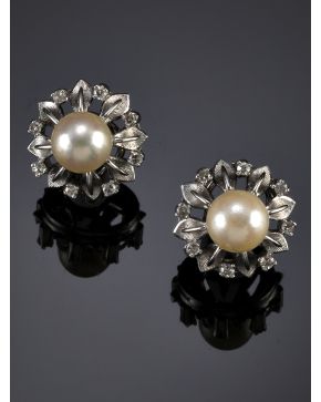 941-PENDIENTES. AÑOS 60. DE PERLAS CULTIVADAS Y DETALLES DE BRILLANTES. Montura de oro blanco de 18k.