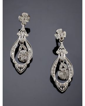 944-PENDIENTES COLGANTES CUAJADA DE BRILLANTES.Montura de oro blanco de 18k.