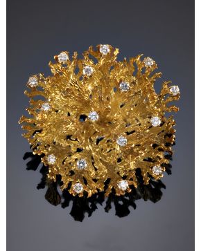 961-ORIGINAL BROCHE EN FORMA DE CORAL CON DETALLE DE CIRCONITAS. Montura de oro amarillo de 18k. 