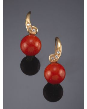 972-PENDIENTES DE BRILLANTES Y CUENTAS DE CORAL ROJO MEDITERRÁNEO. Montura de oro amarillo de 18k.