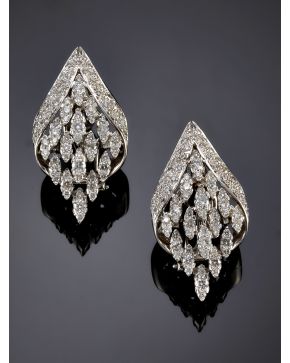 983-ELEGANTES PENDIENTES CUAJADOS DE BRILLANTES. Montura de oro blanco de 18k. 