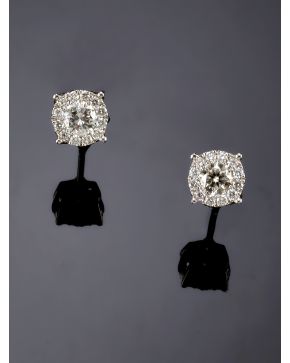 989-PENDIENTES DE BRILLANTES CON UNO CENTRAL DE 0.84CT APROX.Montura de oro blanco de 18k.