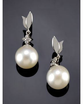 991-PENDIENTES COLGANTES DE BRILLANTES Y PERLA AUSTRALIANA DE 12MM DE DIÁMETRO. Montura de oro blanco de 18k. 