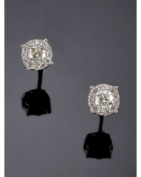 994-PENDIENTES DE BRILLANTES CON UNO CENTRAL DE 1.32CT APROX.Montura de oro blanco de 18k.