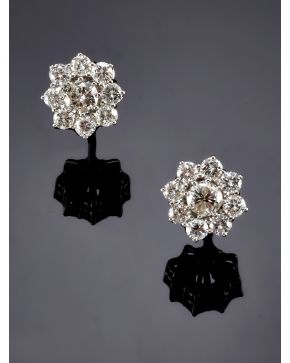 997-BELLOS PENDIENTES ROSETONES DE BRILLANTES.Montura de oro blanco de 18k.