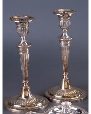 1108-Elegante pareja de candeleros en plata inglesa punzonada estilo Imperio con decoración de palmetas y estrías. Con marcas de Londres. 1994 C.J. Vauder?