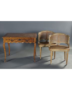 734-Pareja de silloncitos con asiento en forma de riñón. de estilo Luis XVI.  respaldo y asientos de rejilla en madera decapada y pintada. Patas acanalada