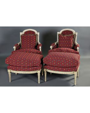 361-Pareja de butacas con reposapiés estilo Luis XVI en madera pintada en blanco. Reposabrazos en forma de volutas y patas acanaladas. Tapicería de flores