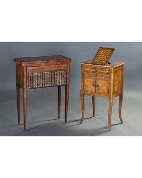 757-Mesita de juego Carlos IV con frente decorado simuladando libros y cajón en cintura. C. 1800. Tapa desplegable con tapete de cuero al interior. 