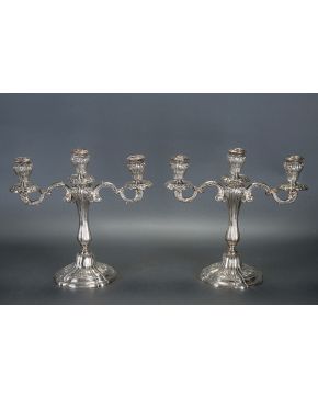 925-Pareja de candelabros de tres luces en plata peruana punzonada. Ley 925. con marcas de Camusso. Decoración vegetal. de rocallas y tornapuntas.