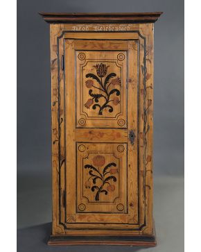 961-Armario rústico suizo en madera de pino con frente pintado con motivos de flores. Puerta frontal con cuatro baldas al interior. Firmado Jacob Reychenb