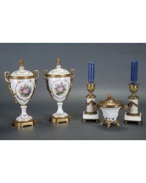 717-Pareja de copas con tapa en porcelana de Meissen esmaltada y pintada con decoración de flores y faisanes dorados y aplicaciones en bronce dorado. s. X