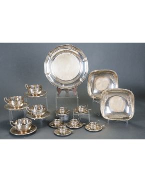 868-Juego de café para seis servicios en plata punzonada Ley 925 con decoración de guinaldas cinceladas. Porta tazas calados y seis cucharitas en plata. A