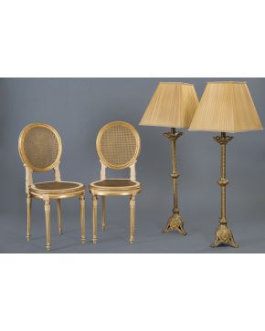 725-Pareja de sillas estilo Luis XVI en madera pintada y dorada con asiento y respaldo oval de rejilla. 