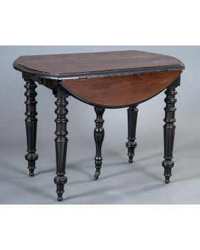 662-Gran mesa de comedor victoriana en madera ebonizada y en su color con patas torneadas. extensible mediante tres tableros. Con alas. S. XIX.